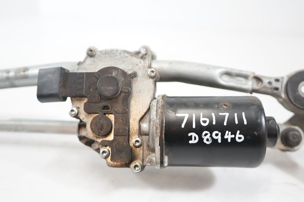 Front wiper linkage and motor (9)