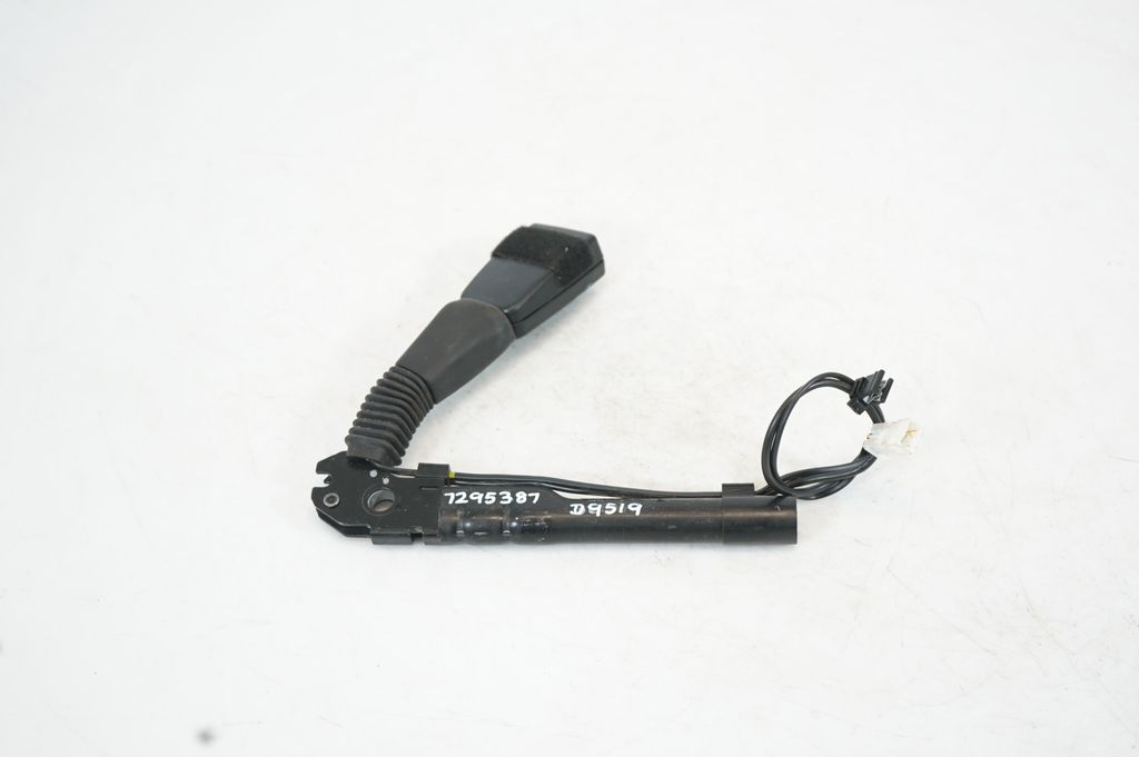 Front seatbelt buckle