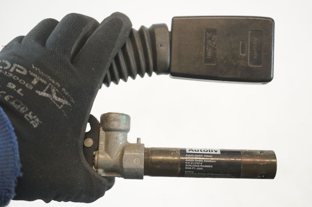 Front seatbelt buckle (7)