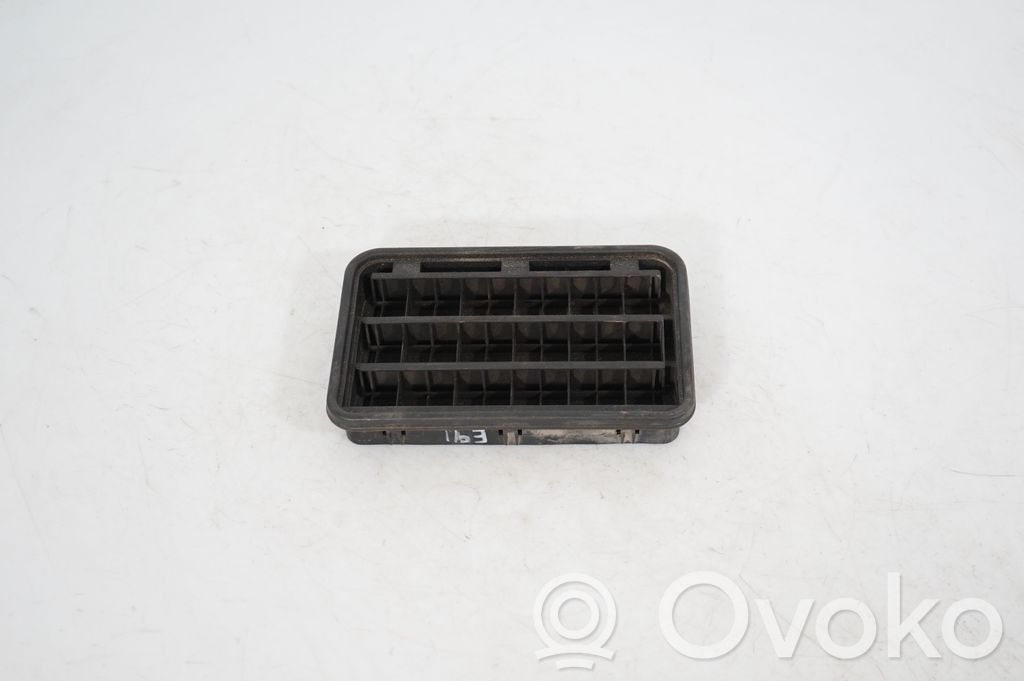 Quarter panel pressure vent