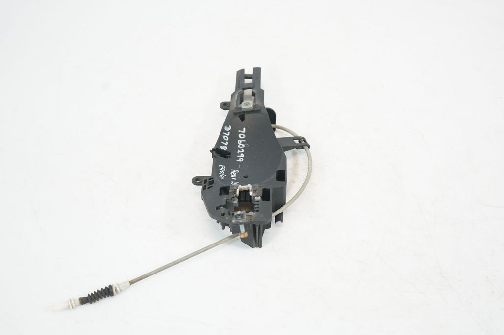 Rear door exterior handle/bracket (2)