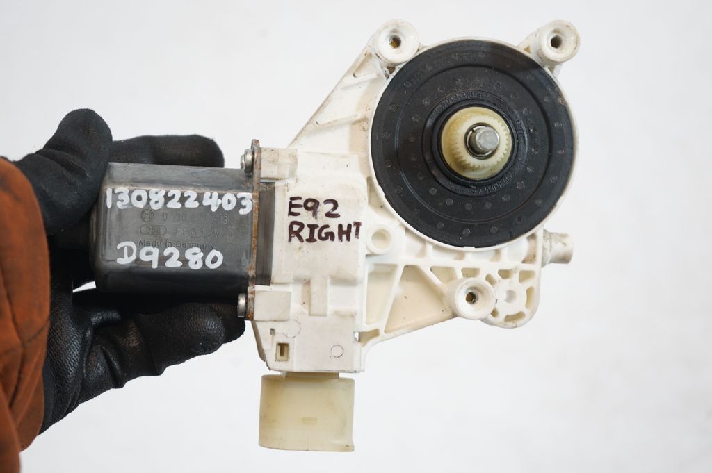 Front door window regulator with motor (8)