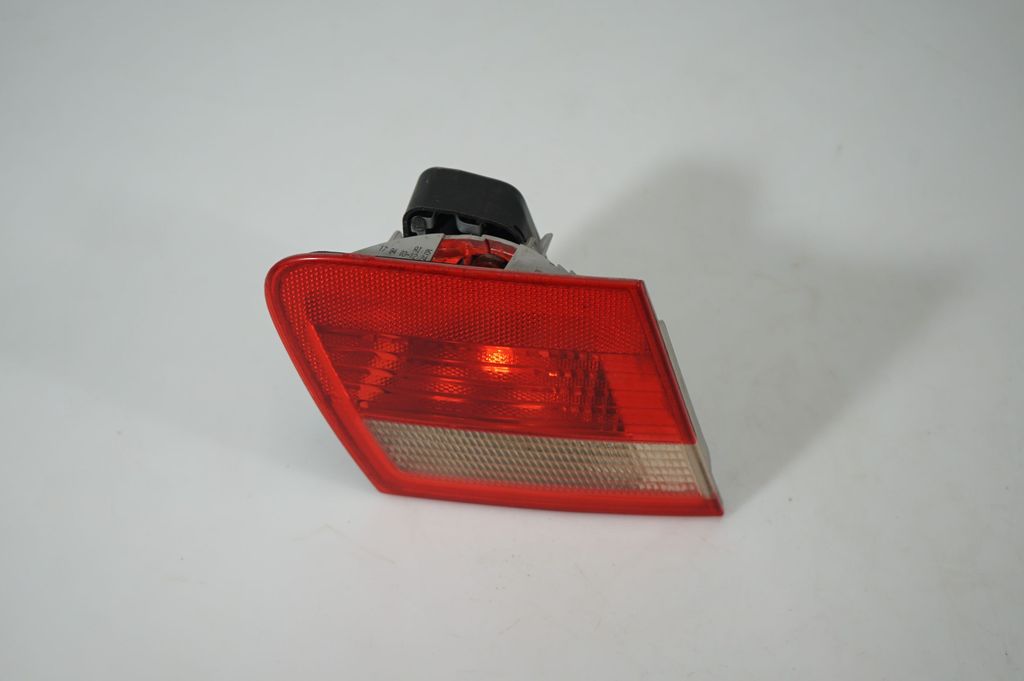 Tailgate rear/tail lights (3)