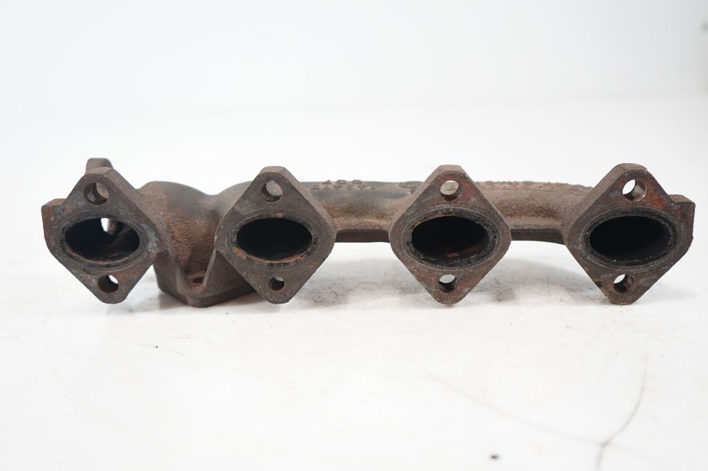 Exhaust manifold (8)