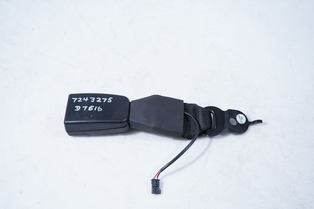 Middle seatbelt buckle (rear)