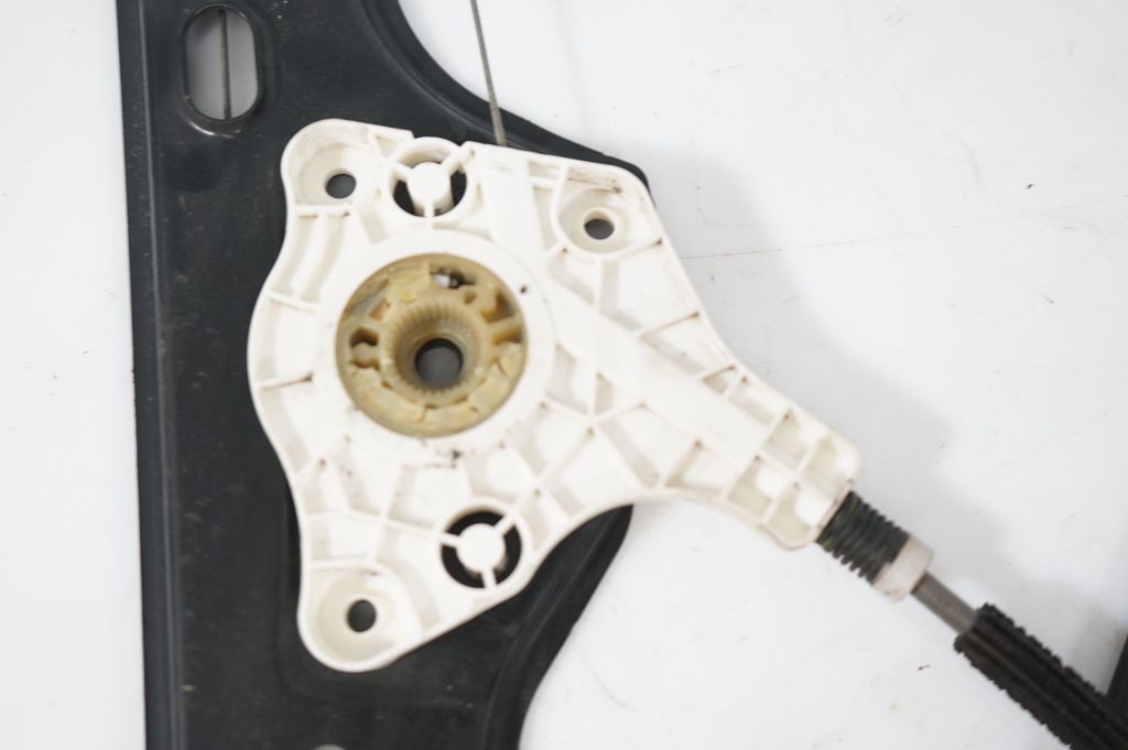 Front door window regulator with motor (8)