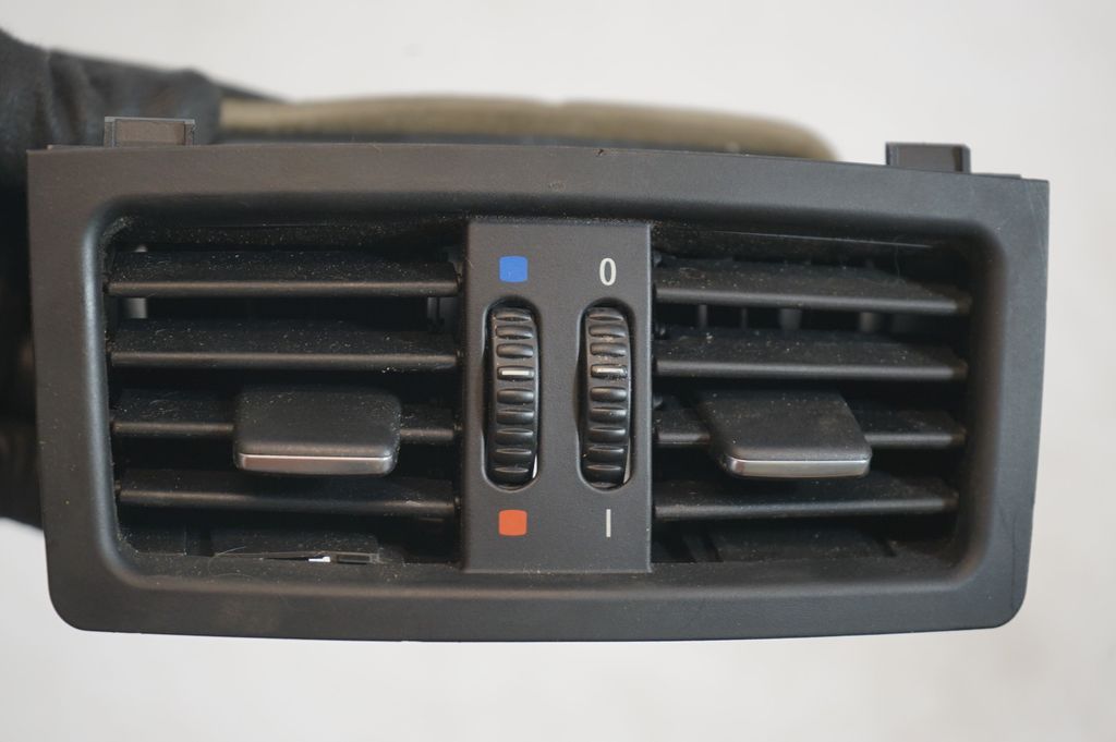 Rear air vent grill (7)