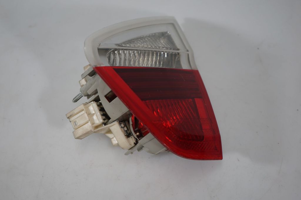 Tailgate rear/tail lights (7)