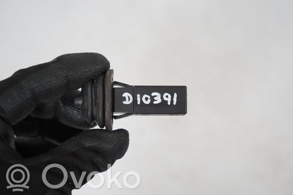 Fuel tank cap lock (7)