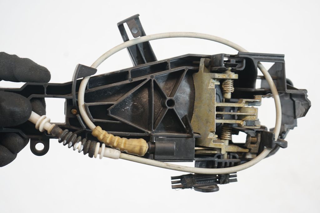 Rear door exterior handle/bracket (6)