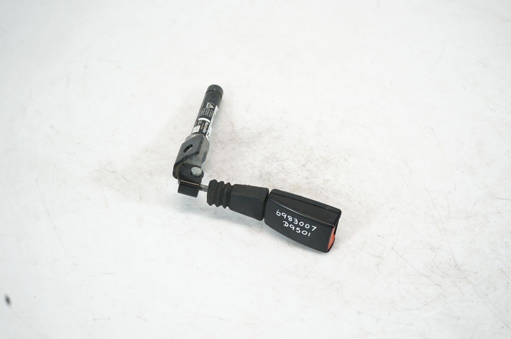 Rear seatbelt buckle (2)