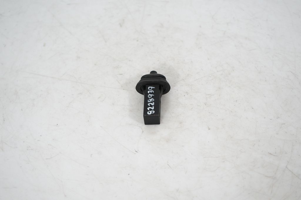 Fuel tank cap lock (4)