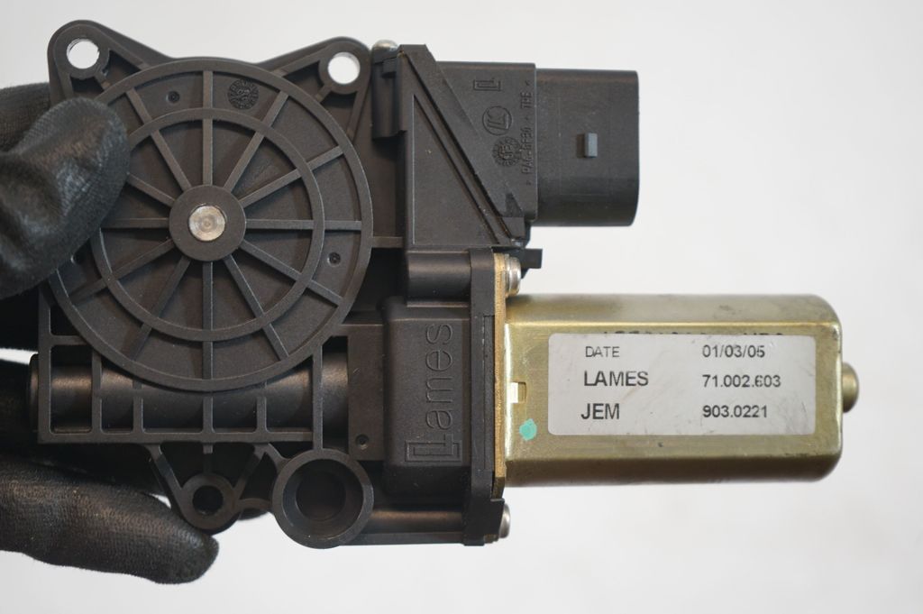 Rear door window regulator with motor (7)