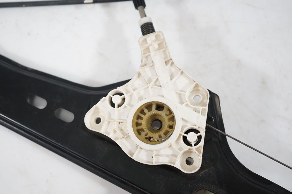 Front door window regulator with motor (8)