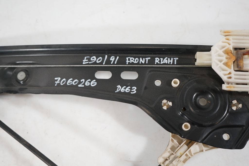 Front door window regulator with motor (9)