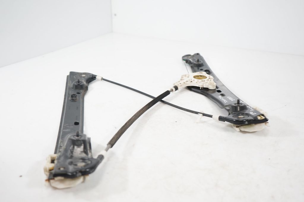 Front door window regulator with motor (7)