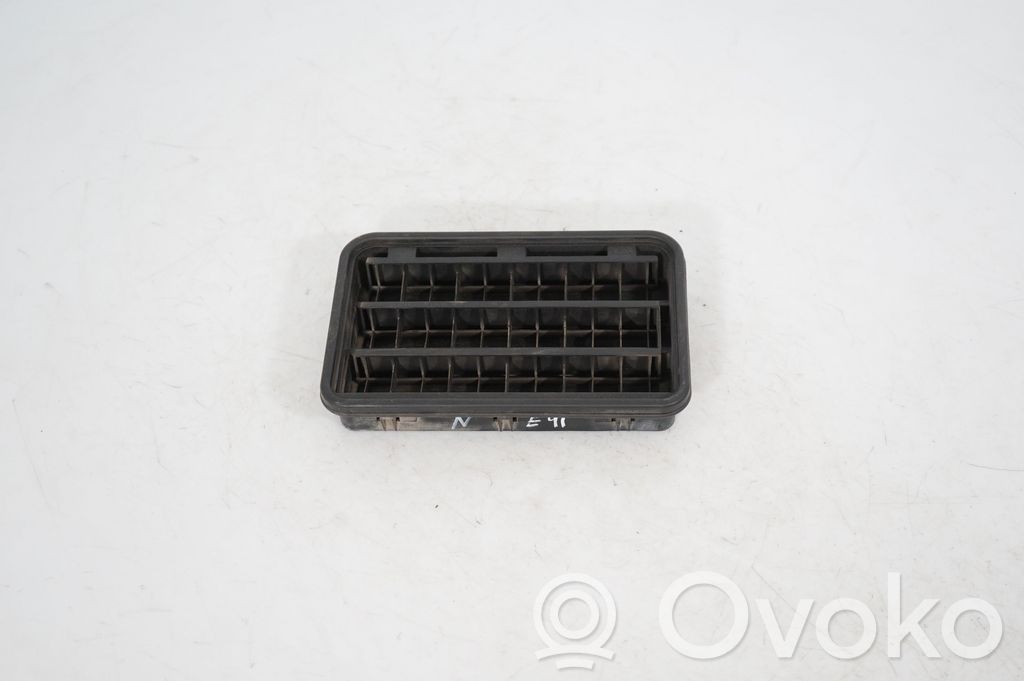 Quarter panel pressure vent