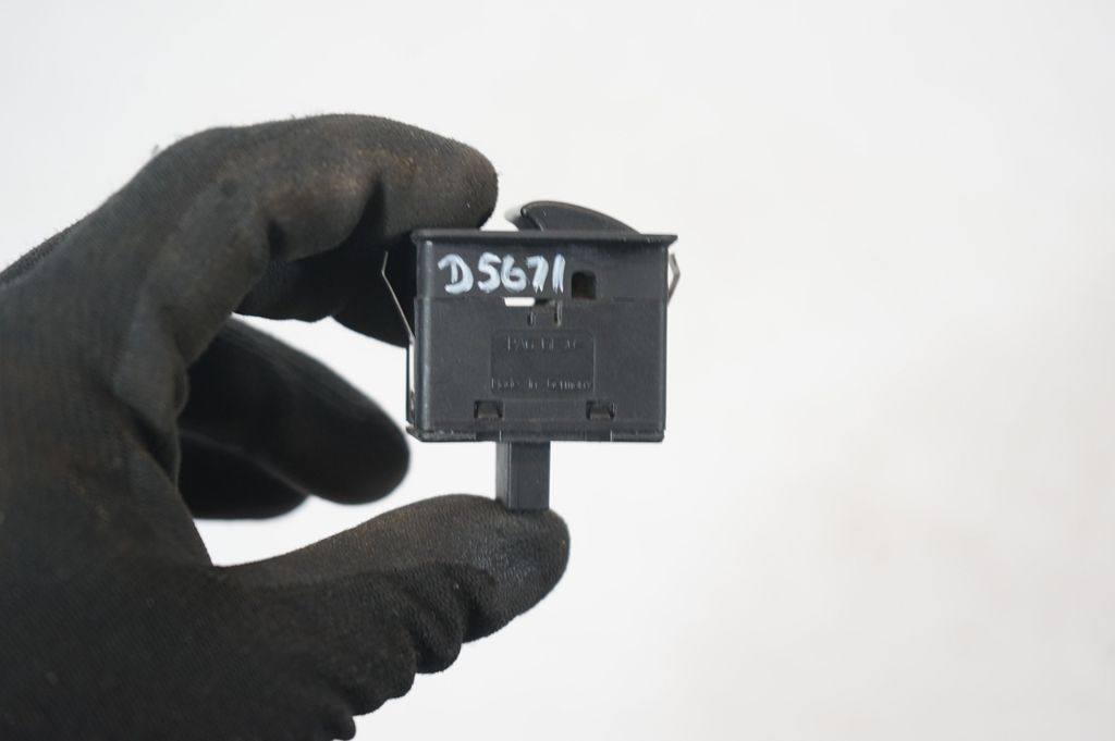 Electric window control switch (8)