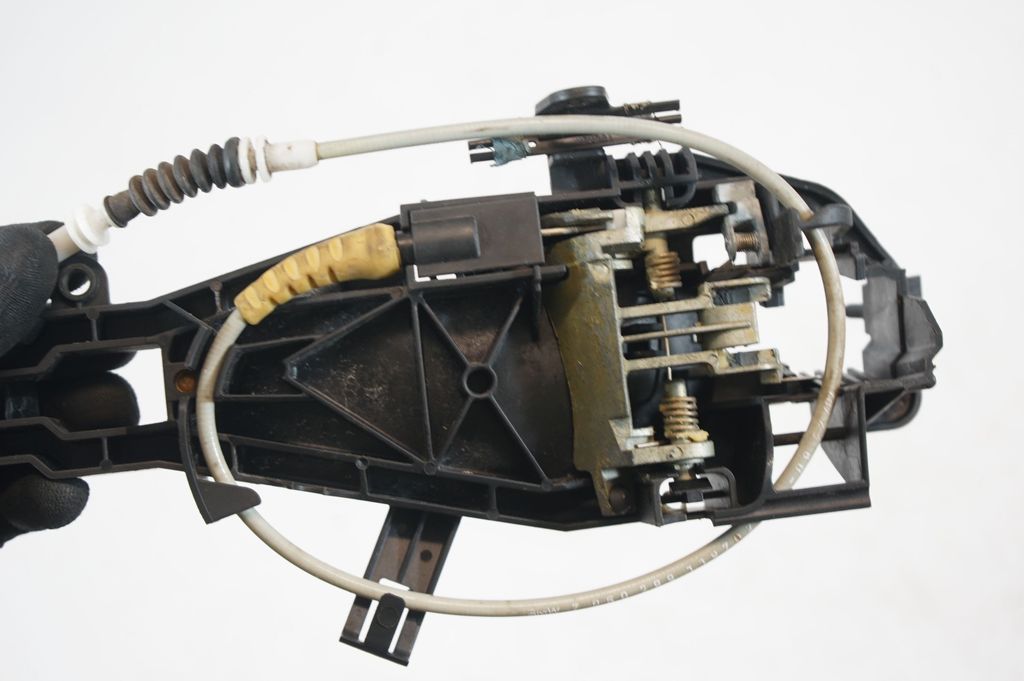 Rear door exterior handle/bracket (6)