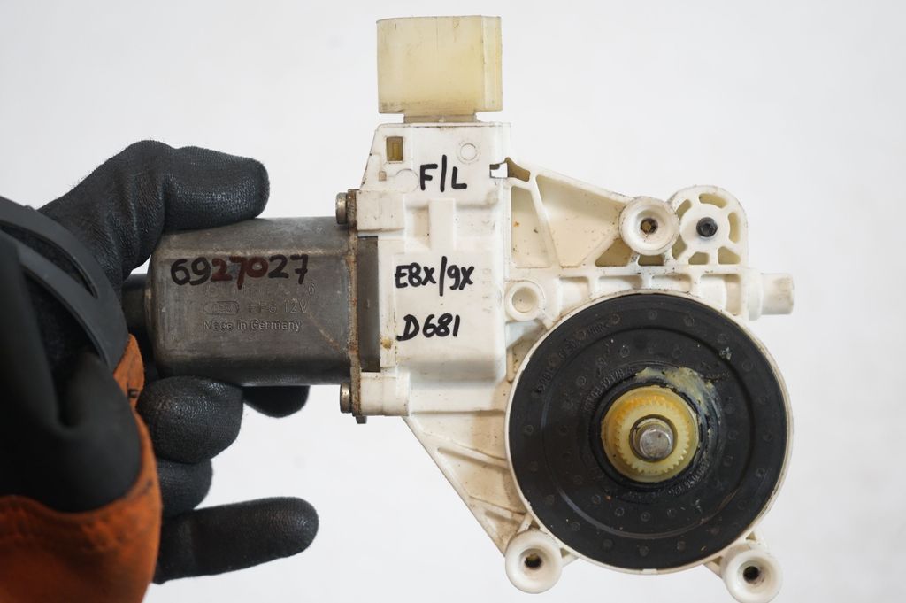 Front door window regulator with motor (8)