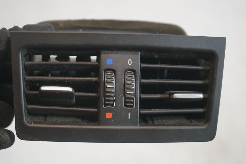 Rear air vent grill (7)
