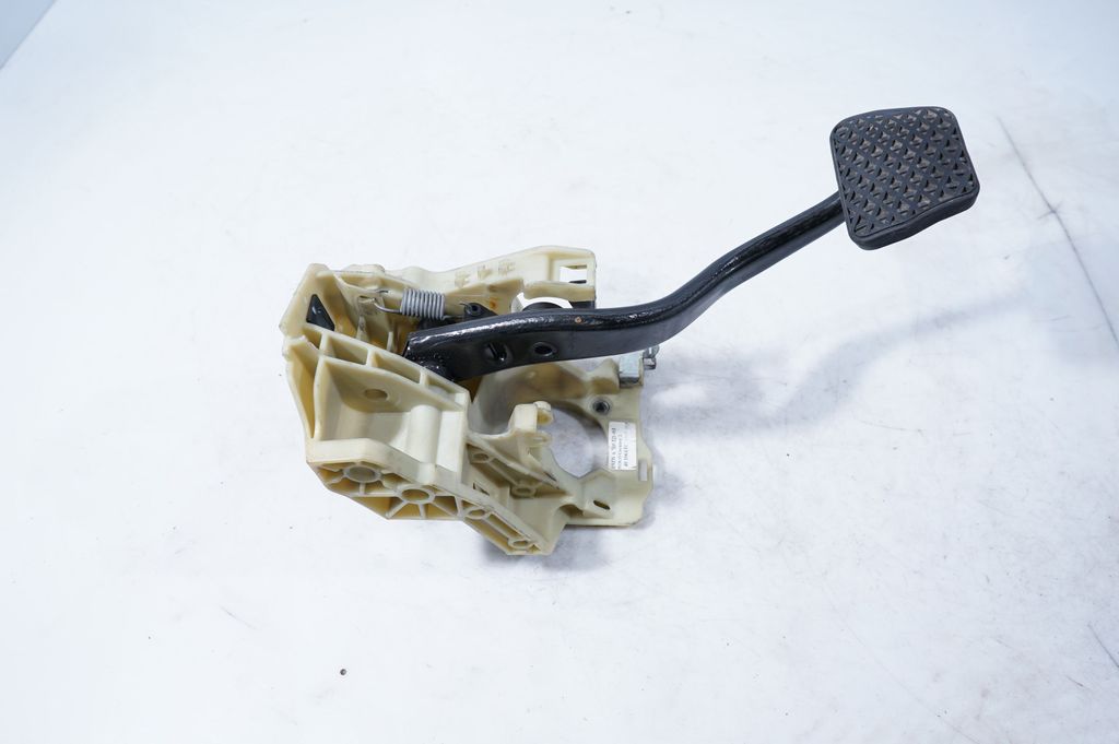 Brake pedal (3)