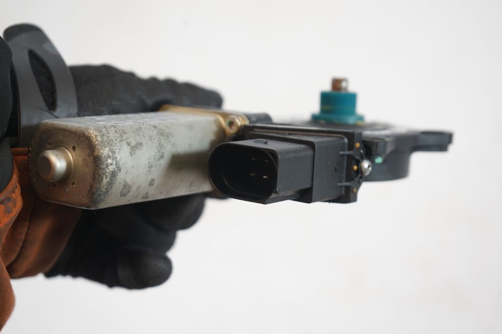 Rear door window regulator with motor (6)