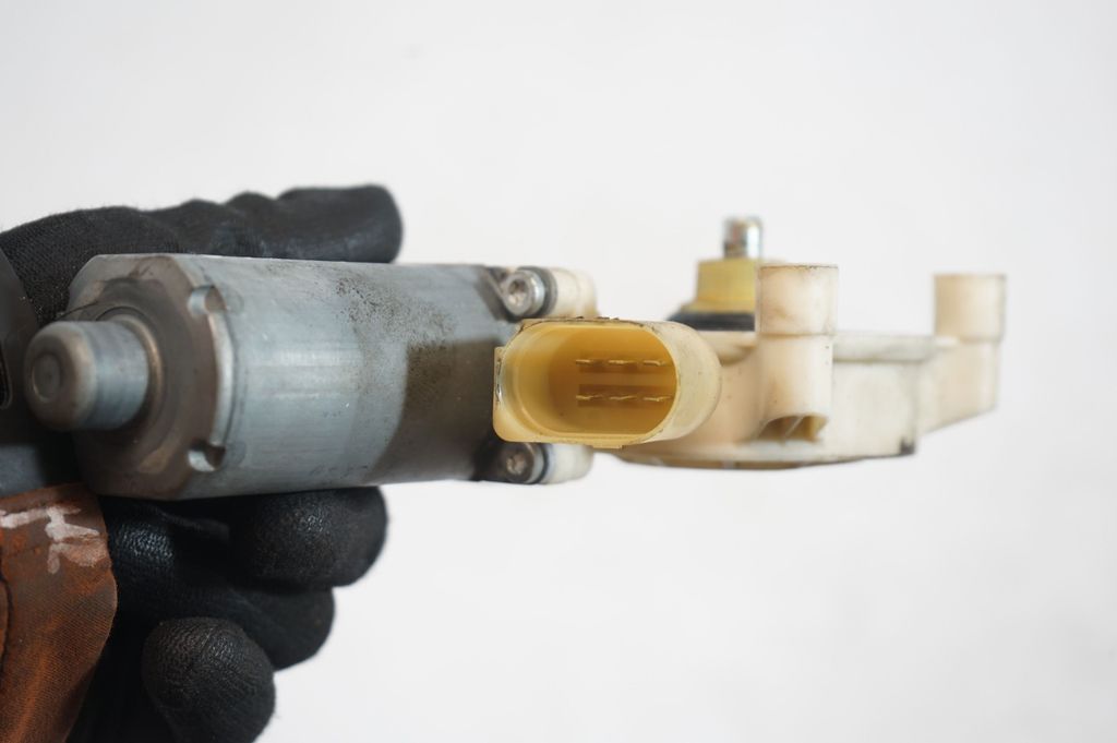 Front door window regulator with motor (6)