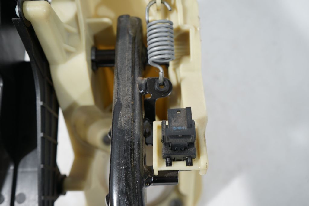 Brake pedal (7)