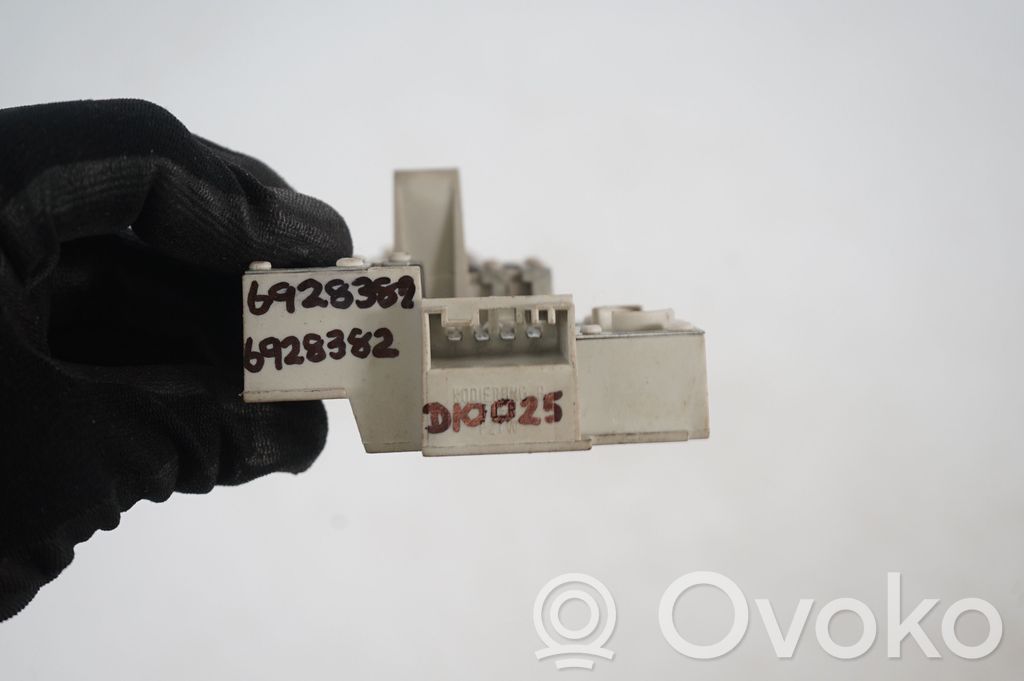 Tail light bulb cover holder (8)