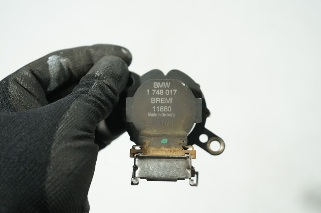 High voltage ignition coil (8)