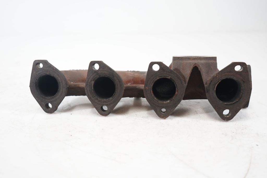 Exhaust manifold (8)