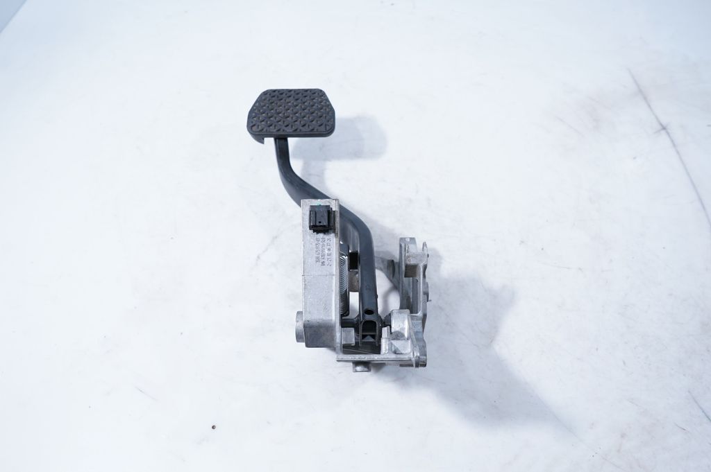 Brake pedal (2)