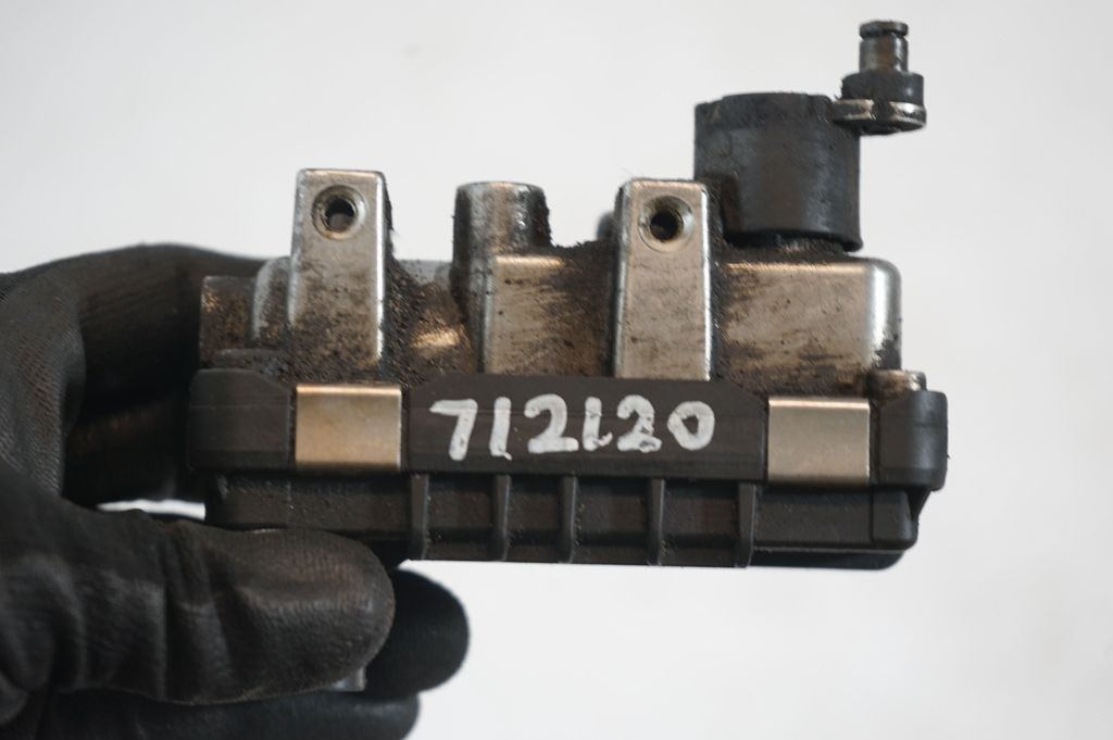 Turbine electric control actuator (9)