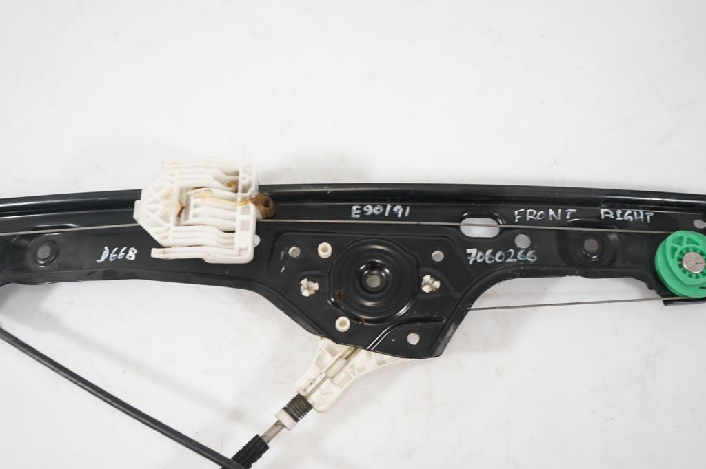 Front door window regulator with motor (9)