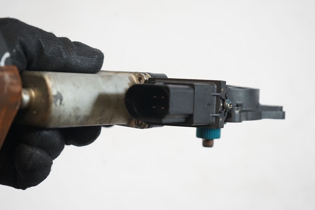 Rear door window regulator with motor (6)