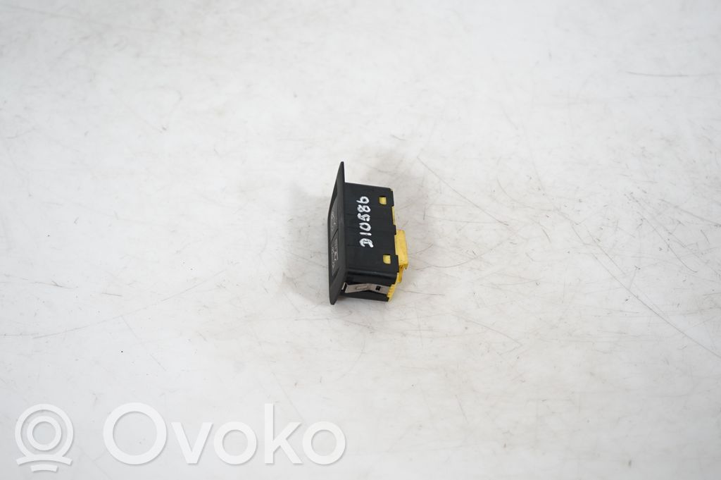 Tailgate opening switch (2)