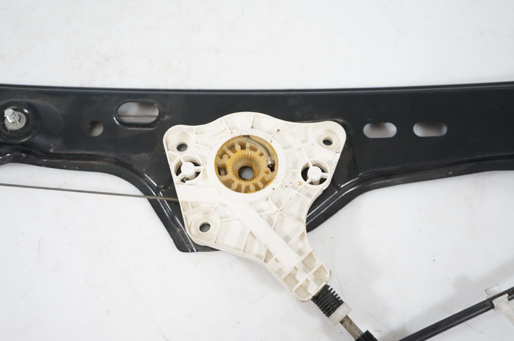 Front door window regulator with motor (8)