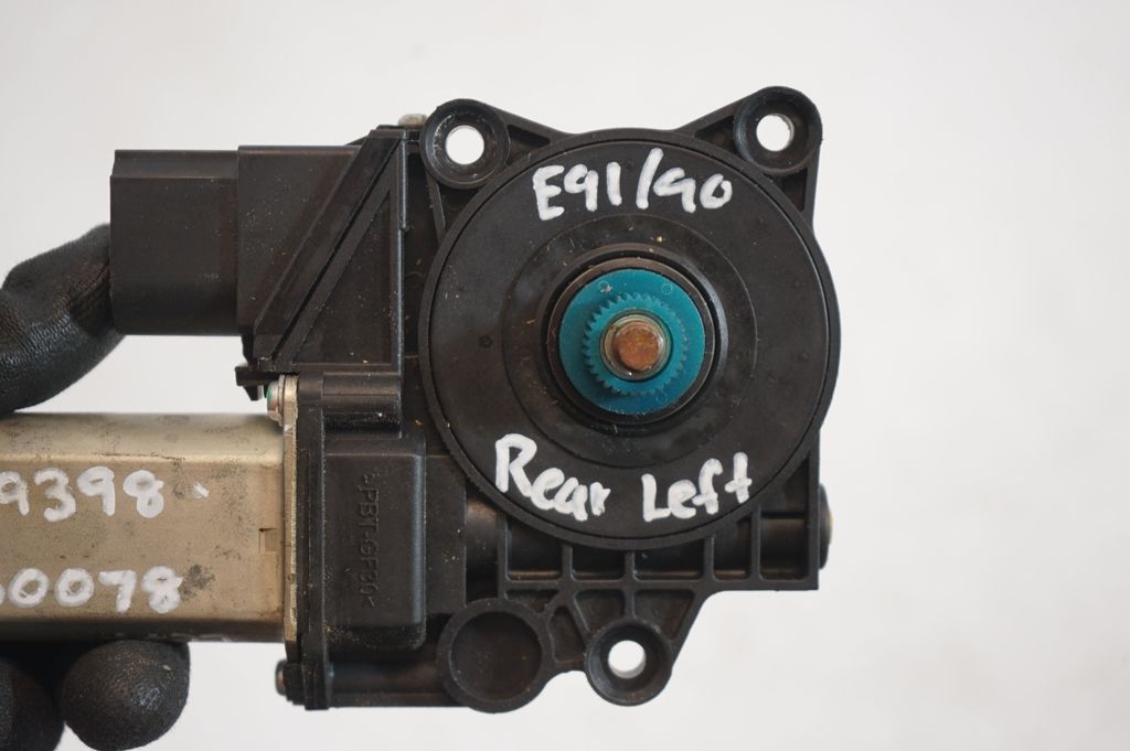 Rear door window regulator with motor (8)