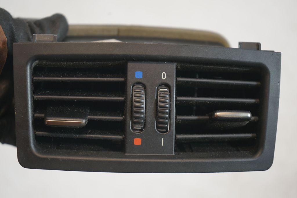 Rear air vent grill (7)