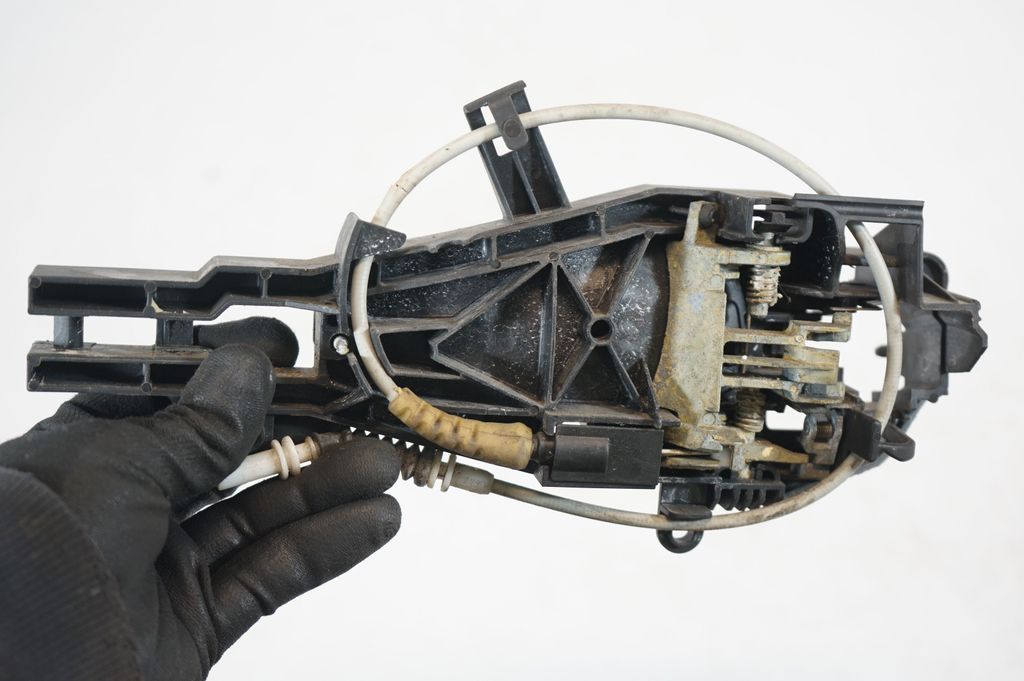 Rear door exterior handle/bracket (6)