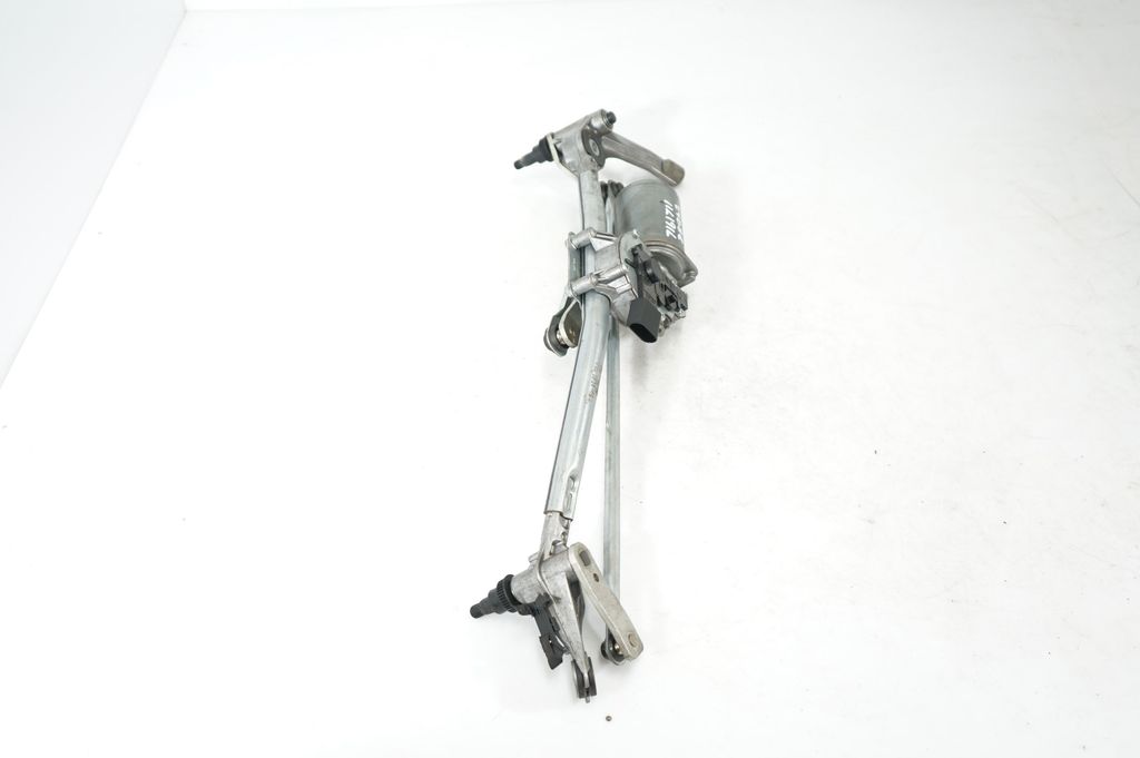 Front wiper linkage and motor (4)