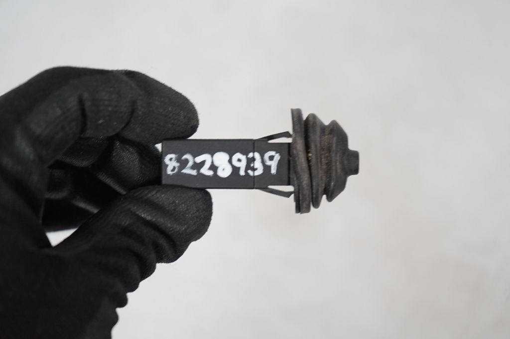 Fuel tank cap lock (8)