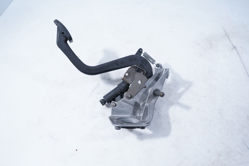 Brake pedal (5)