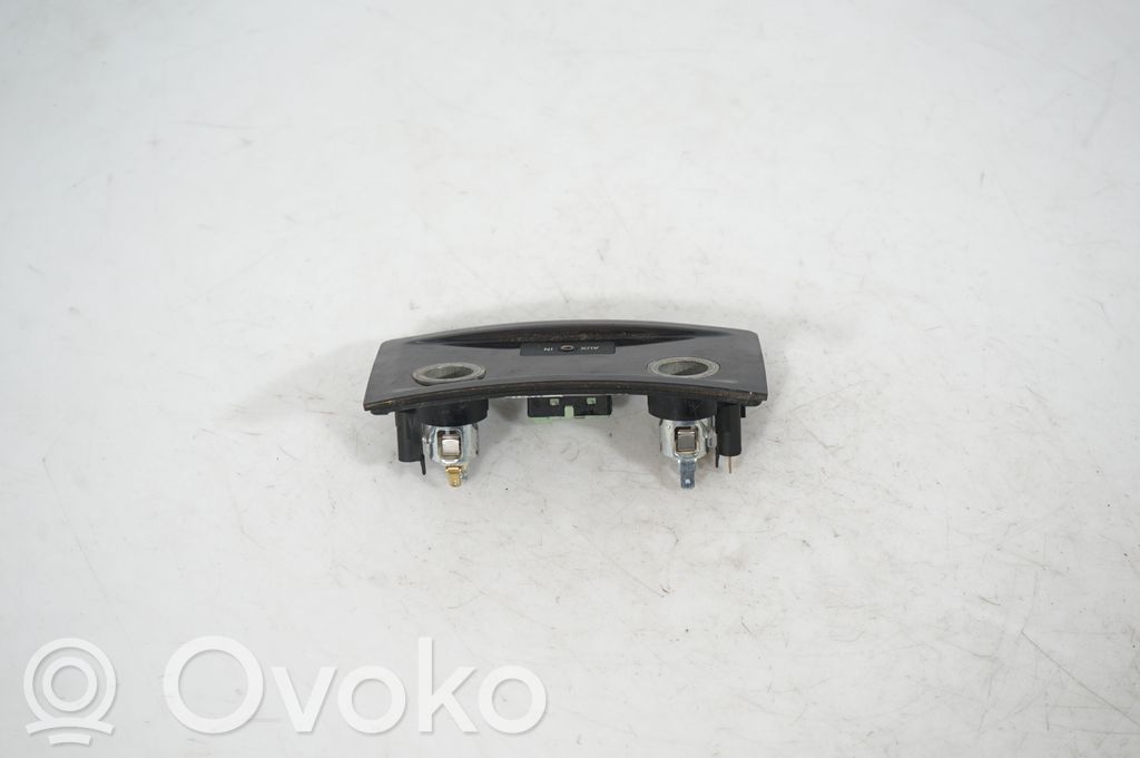 12 V Socket (rear) (3)