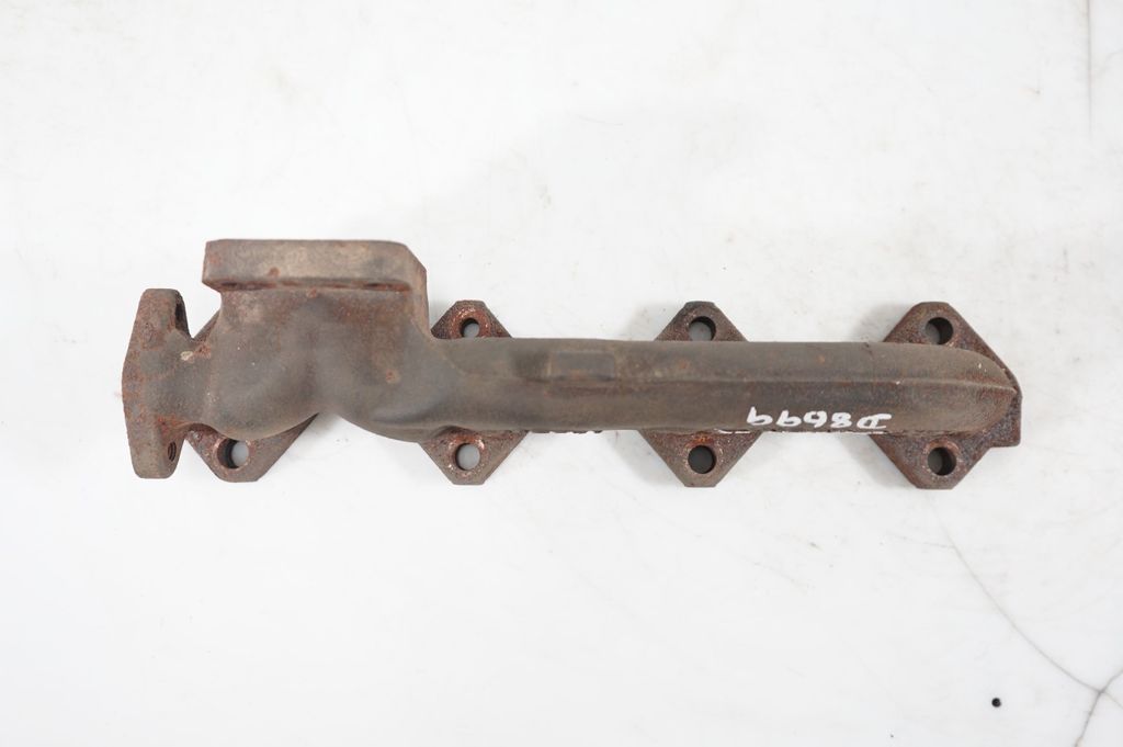 Exhaust manifold (9)