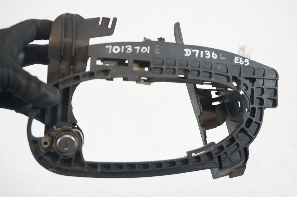 Front door exterior handle/bracket (7)