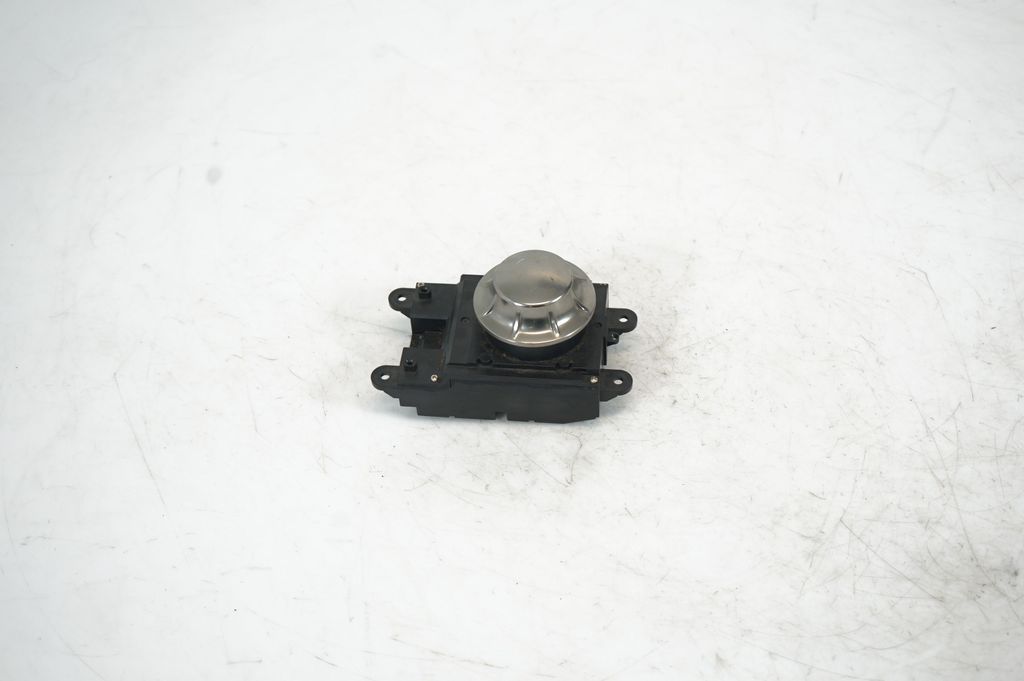 Multifunctional control switch/knob (2)