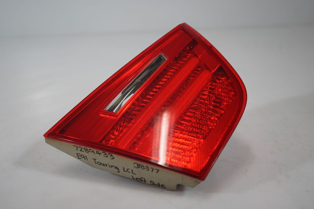 Tailgate rear/tail lights (8)