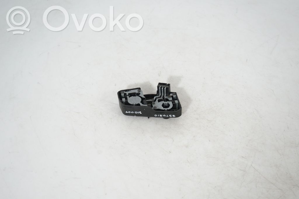 Tail light bulb cover holder (3)